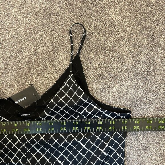 Express Women’s Printed V-Neck Downtown Cami Black Print Size XS NWT $44 - Picture 12 of 16